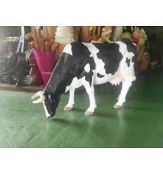 REPLICA VACA PASTANDO