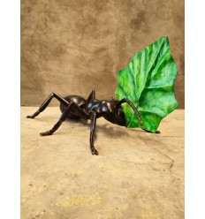 HORMIGA GIGANTE CON HOJA – FIGURA DECORATIVA