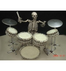 ESQUELETO TOCANDO LA BATERIA