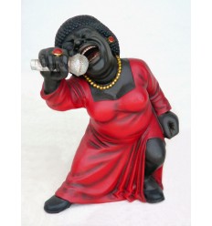 FIGURA MUJER CANTANDO CON MICRO